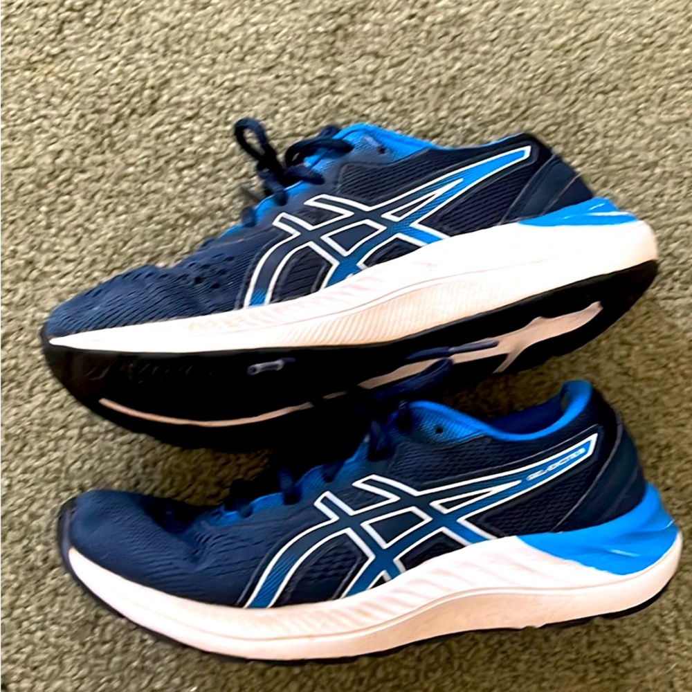 Youth ASICS SIZE 5.5
